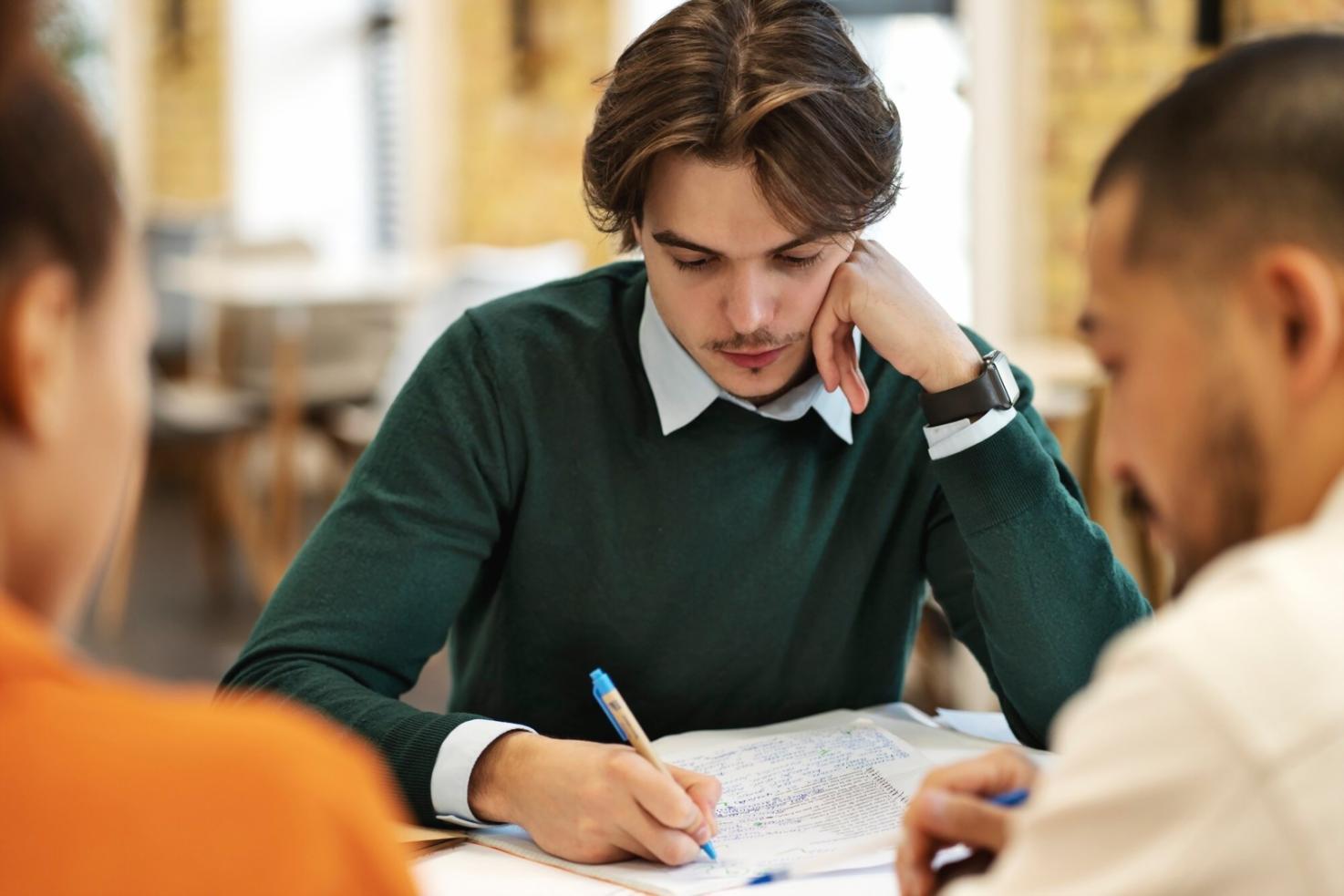 Estudiantes aprendiendo estrategias financieras prácticas